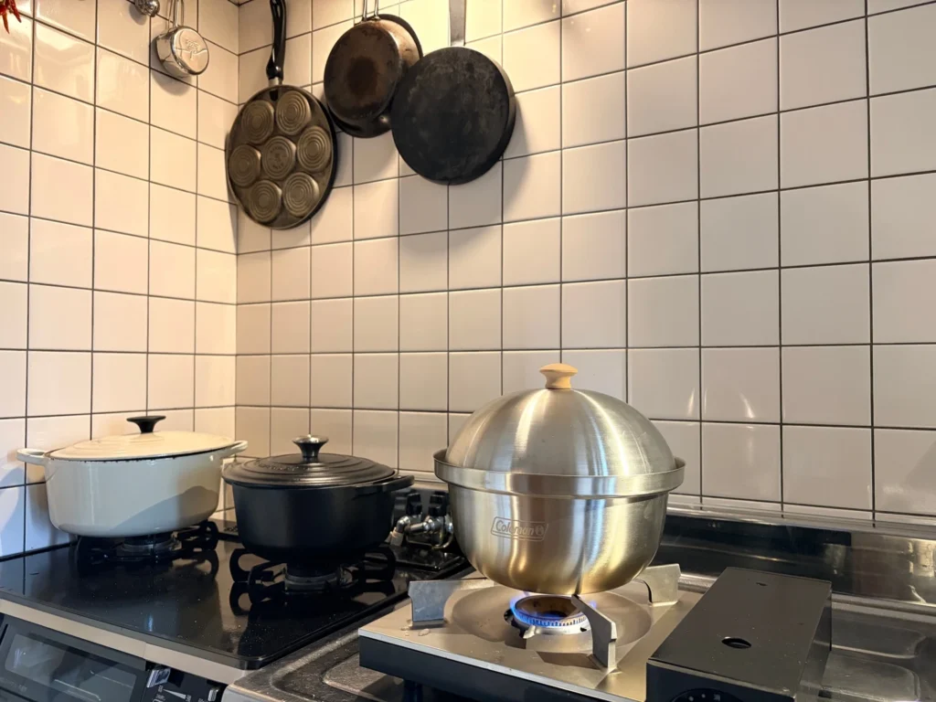 手作りソーセージを燻製している様子