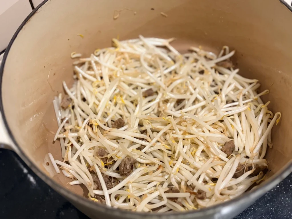 ル・クルーゼで作るもやし炒めの様子