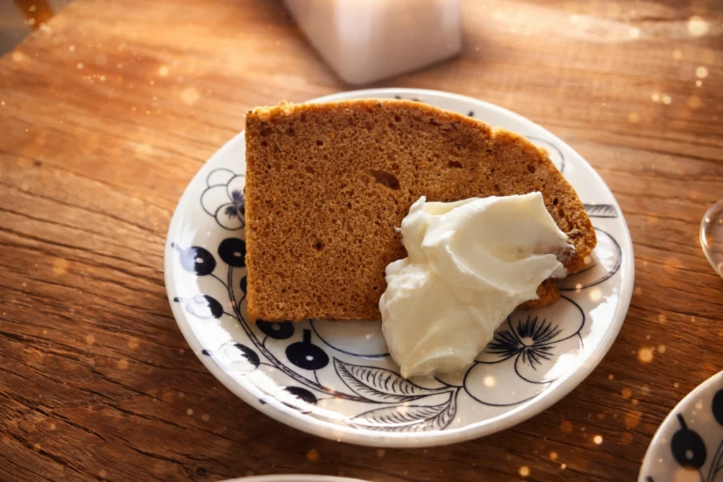 スパイスシフォンケーキのカット断面。マスカルポーネを添えて木のテーブルで味わう時間。