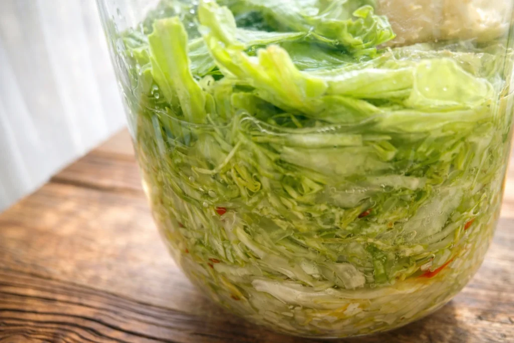 ガラス容器で発酵中の自家製ザワークラウト