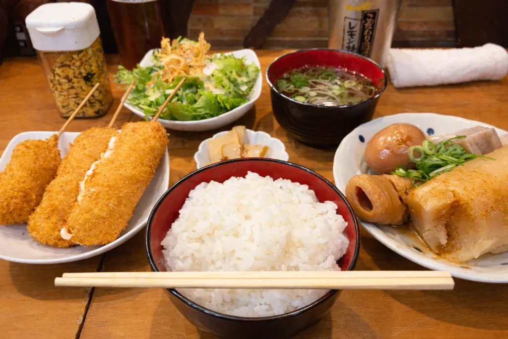 姫路の串カツとおでんの定食。揚げたての串カツと生姜しょうゆでいただくおでん