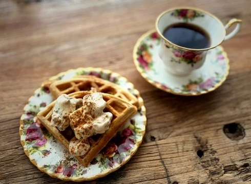 ワッフルとハンドドリップコーヒーの静かな朝ごはん。花柄のカップと温かいワッフルのプレート