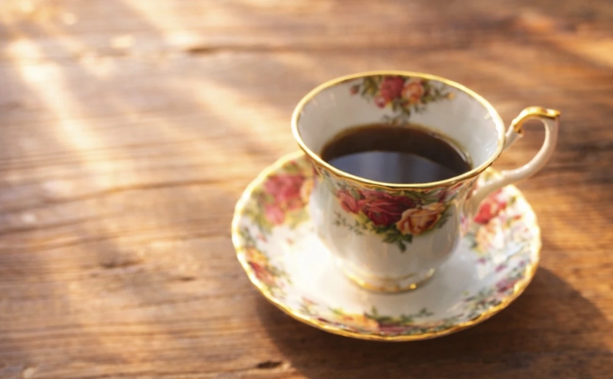 ロイヤルアルバートのカップで楽しむ朝のコーヒー