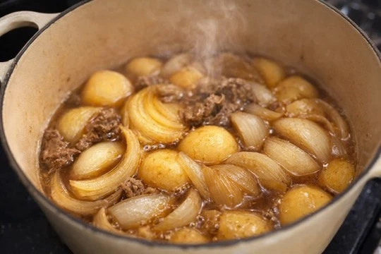 鍋の中で煮込まれる肉じゃが