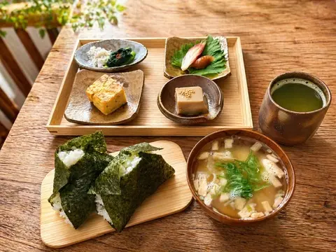 木のトレイに並んだ和の朝ごはん