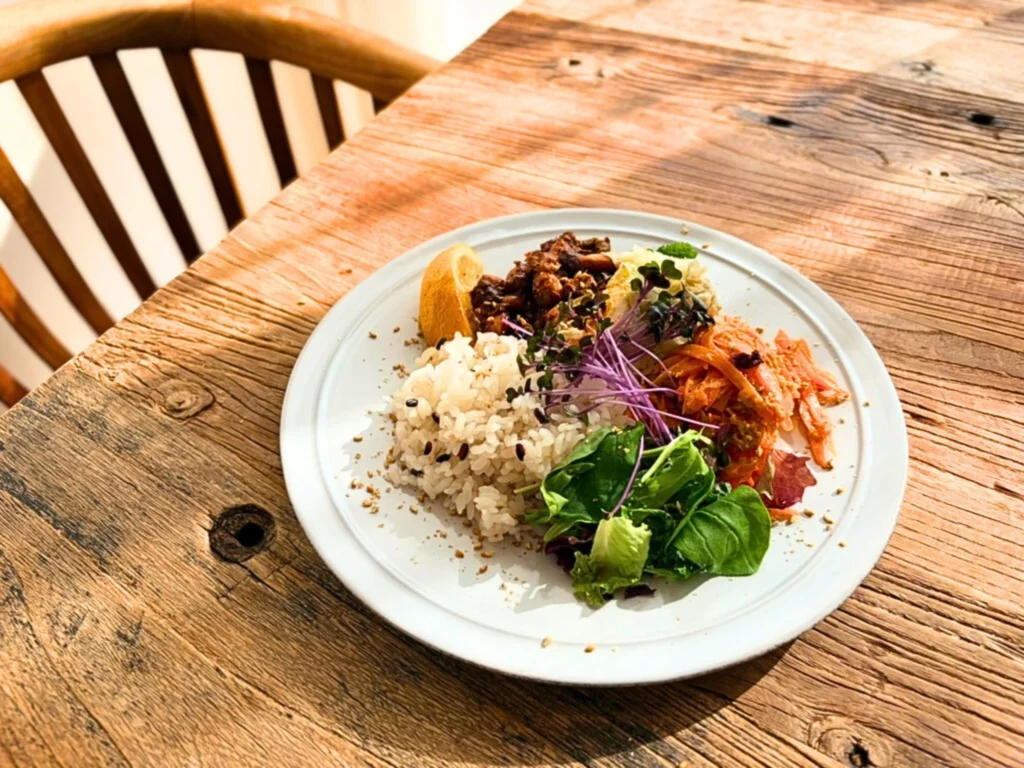 にんじんとツナの卵炒めをのせたワンプレートごはん