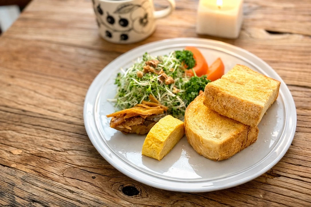さばの味噌煮とだし巻き卵、サラダとトーストを盛り付けた朝ごはんのワンプレート