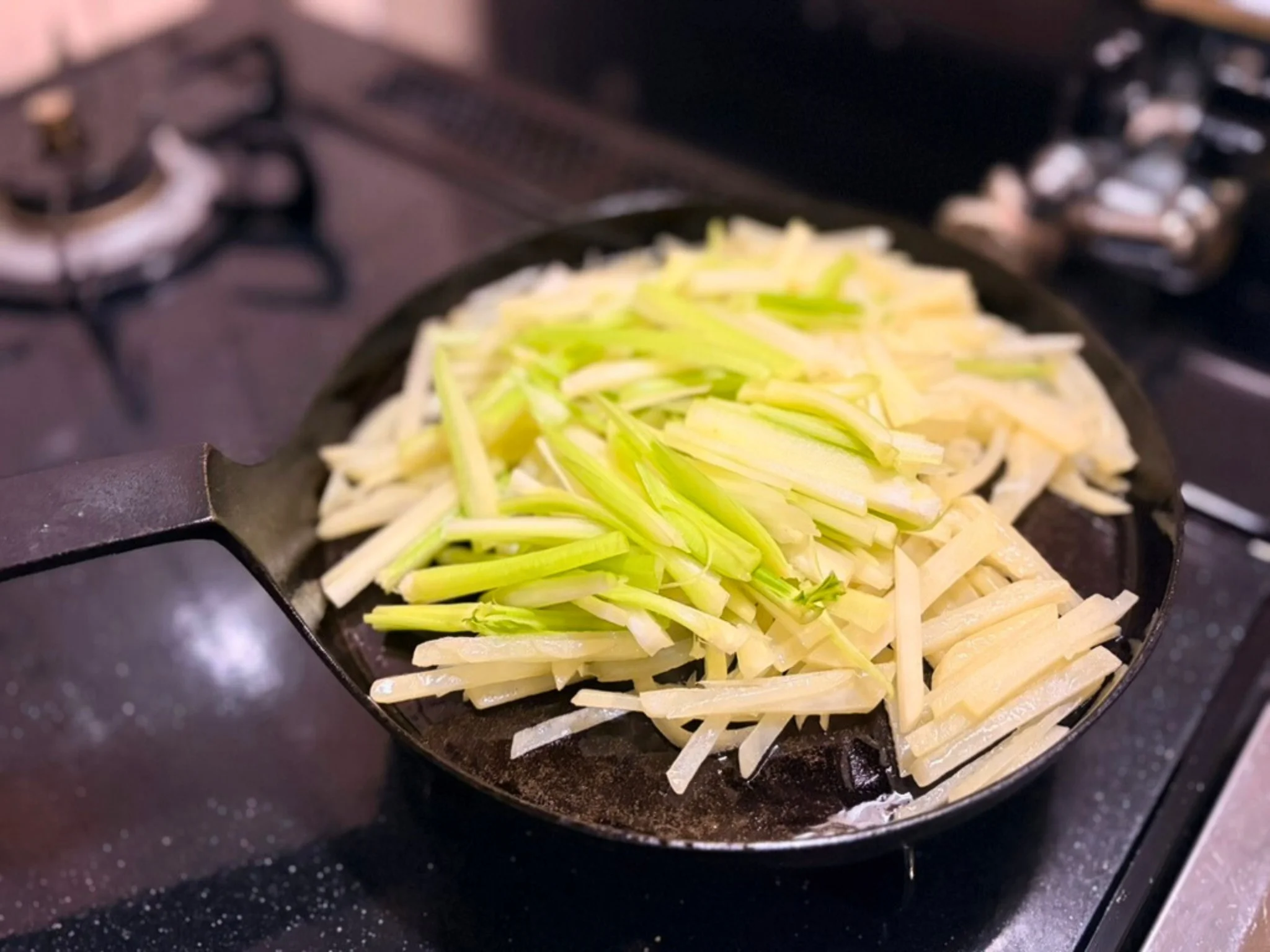じゃがいもとセロリを炒める様子